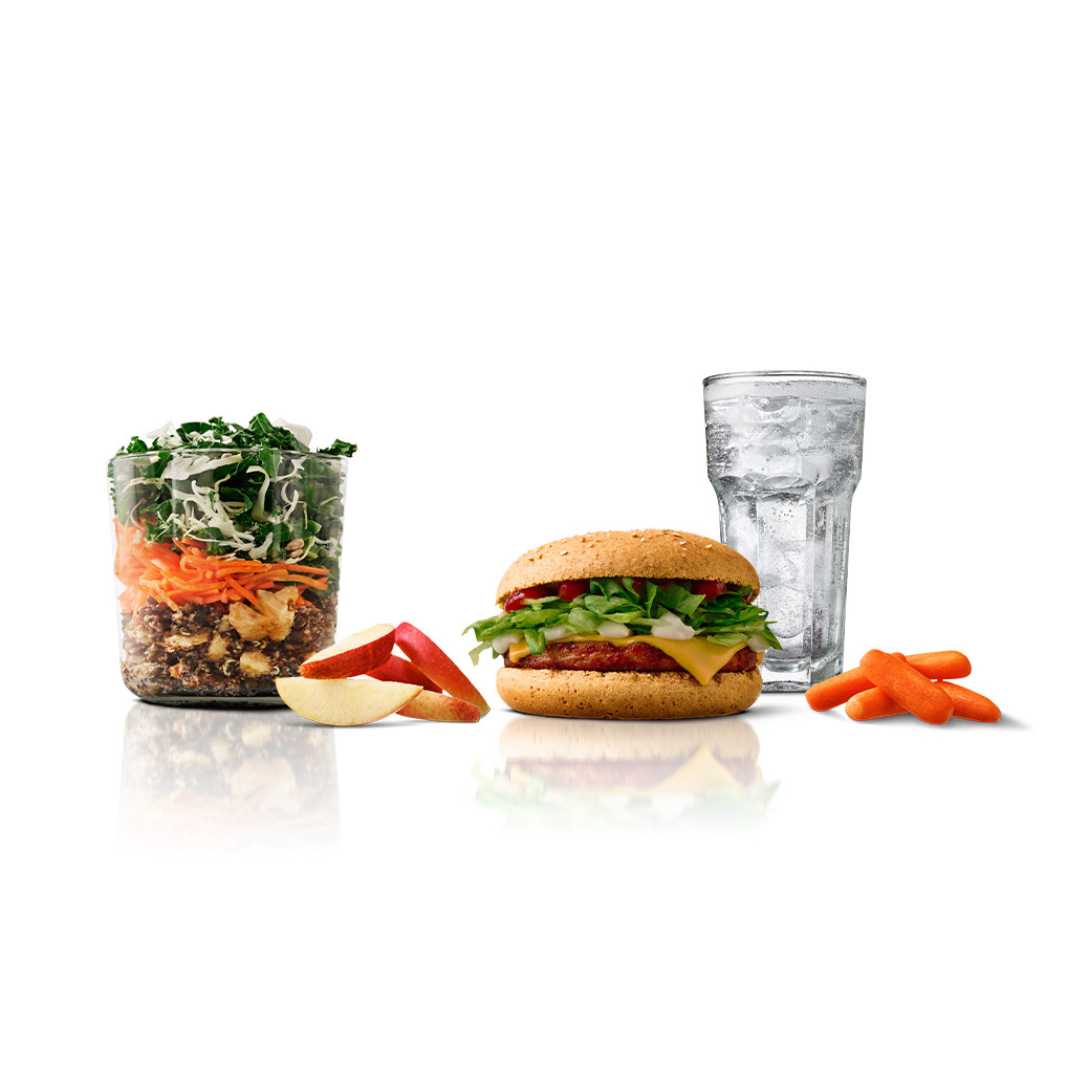 salat, vand og burger hos McDonald's i Amager Centret